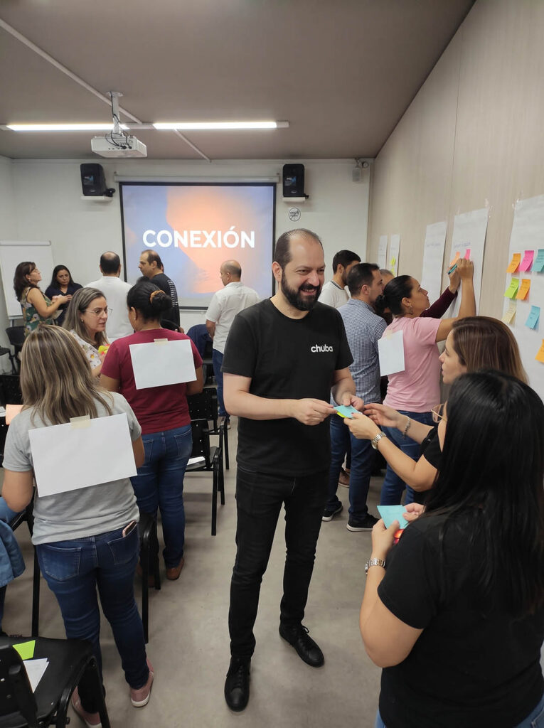Adrián Tschubarov facilita un taller de marca personal ejecutiva centrado en conexión, networking y comunicación profesional.